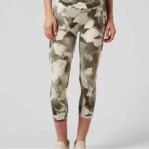 Athleta Ultimate Stash II Capri Legging Pants - size medium